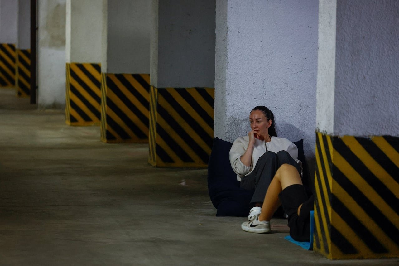 default-1515 A woman seeks refuge in an underground parking facility in Kyiv during Russian missile and drone attacks.